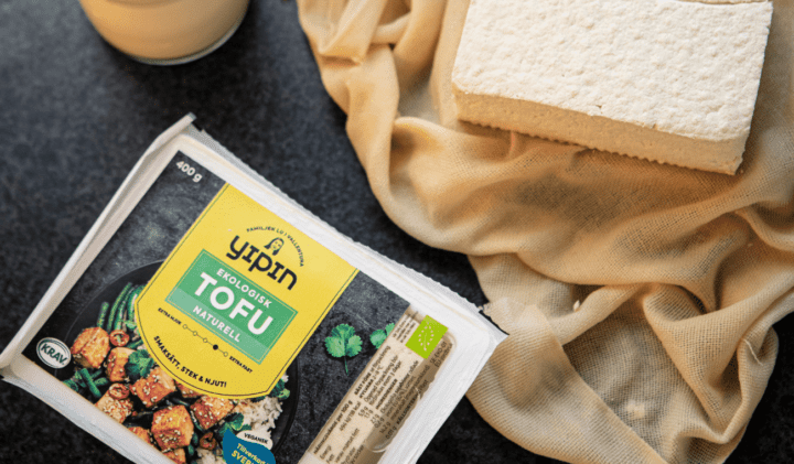 Yipinin maustamaton tofu keittiöpöydän päällä