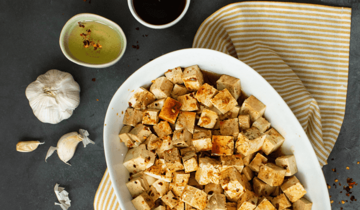 Marinoitu tofu kulhossa