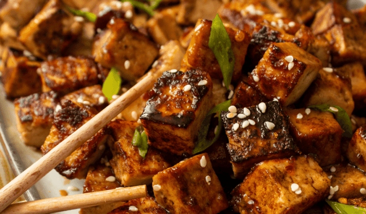 Valkosipulilla, seesamiöljyllä ja soijakastikkeella marinoitu tofu
