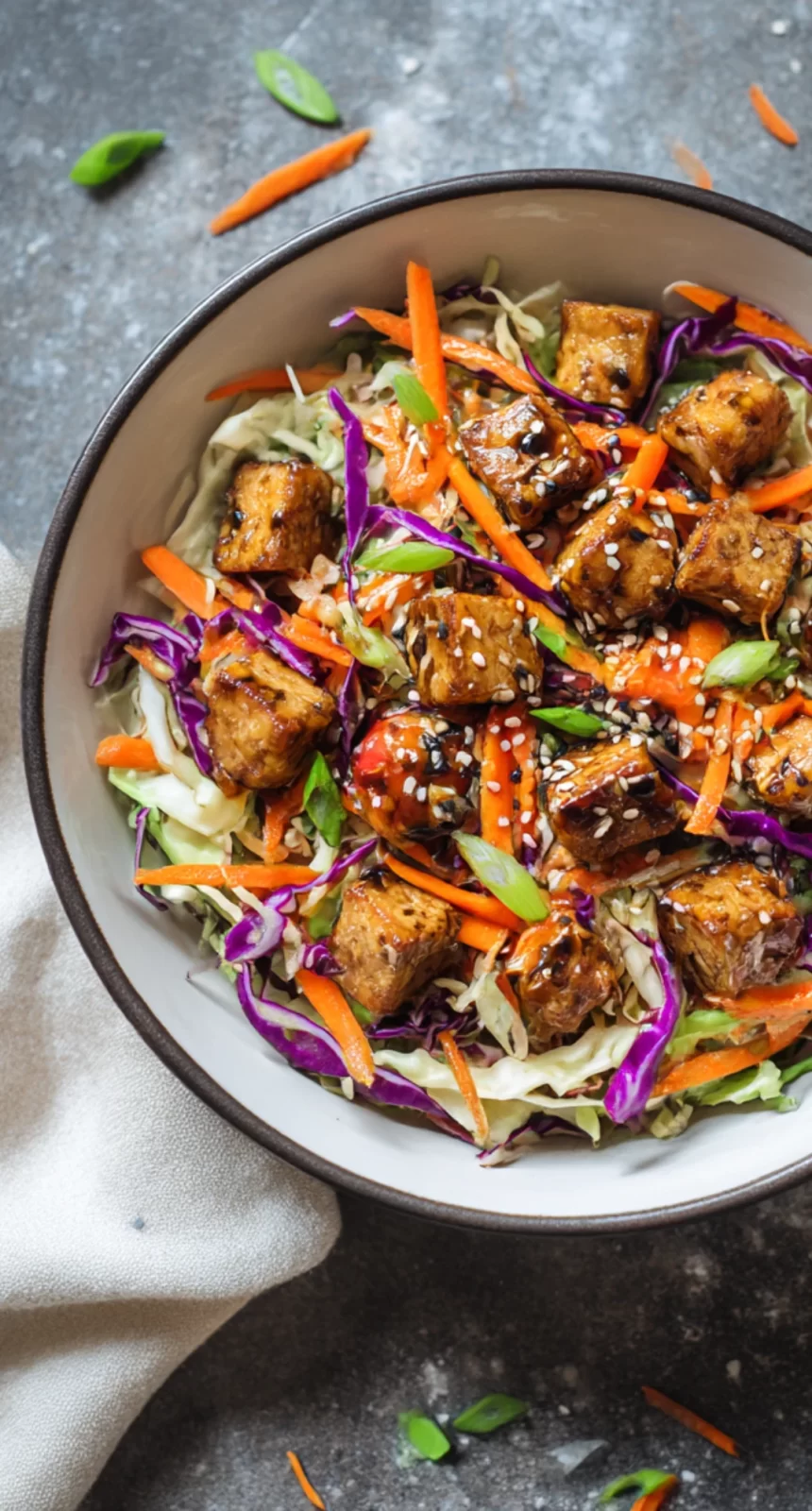 Bilden visar asiatisk sallad med Yipin Tempeh teriyaki